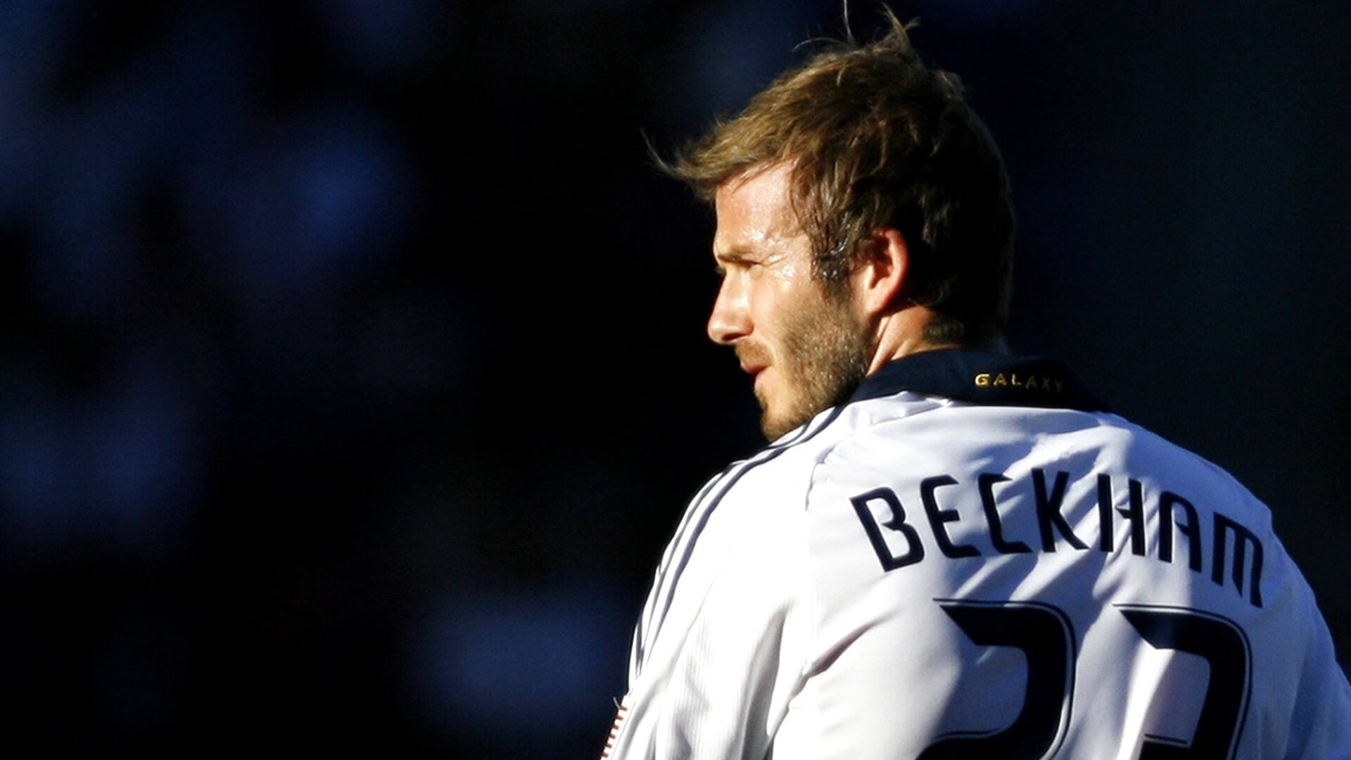 壯觀觀眾席，場外氛圍熱烈，賽事高潮迭起，形容观赛现场观众的词语